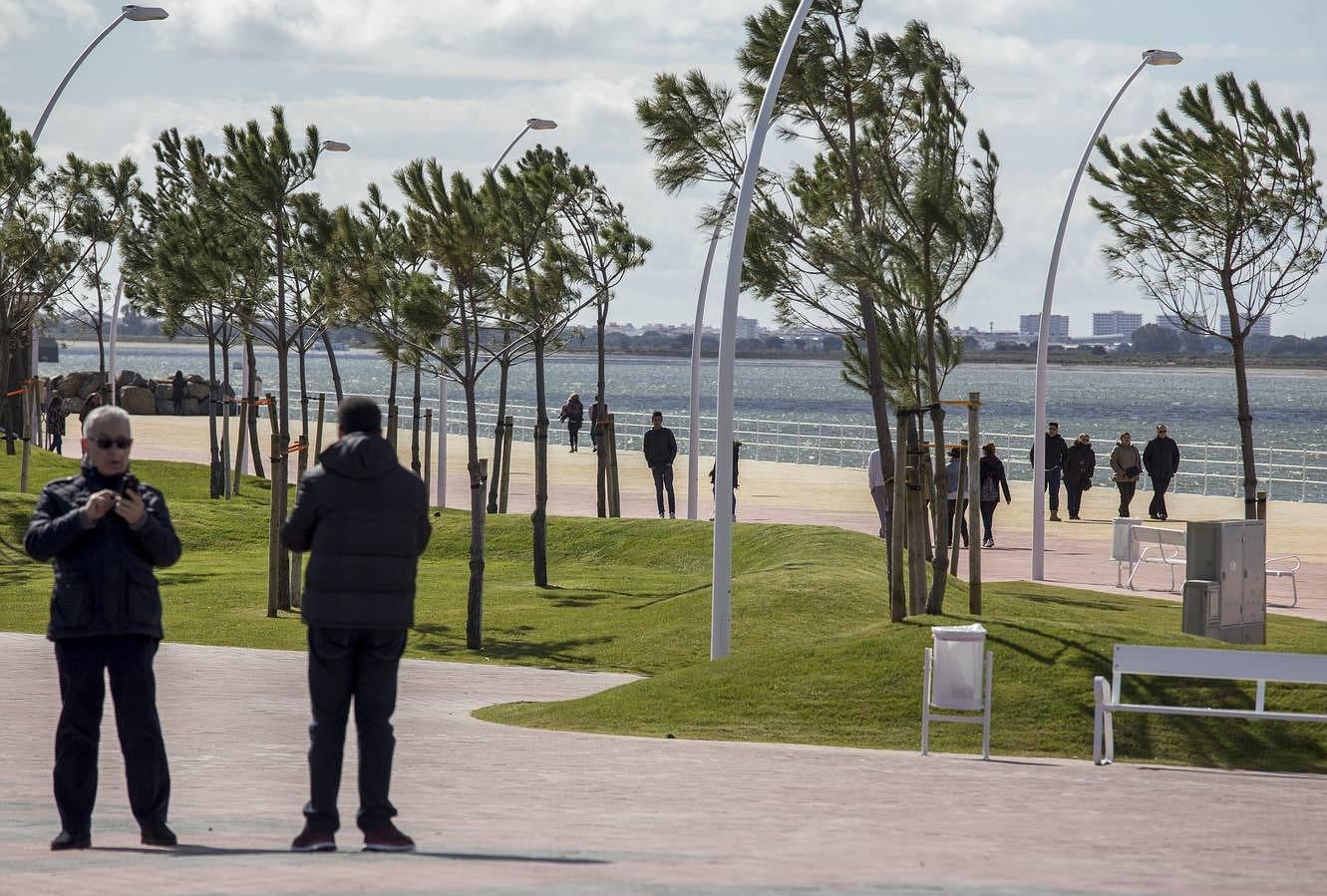 El nuevo Paseo de la Ría de Huelva se inauguró este 27 de febrero, en la jornada previa a la celebración del Día de Andalucía