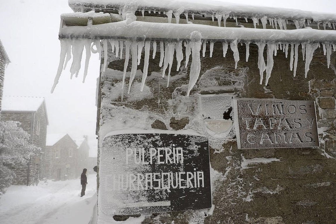 La nieve tiñe España de blanco. El temporal ha provocado dificultades en las carreteras pero también ha dejado bellas estampas en varias ciudades españolas