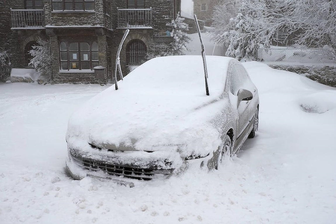 La nieve tiñe España de blanco. El temporal ha provocado dificultades en las carreteras pero también ha dejado bellas estampas en varias ciudades españolas