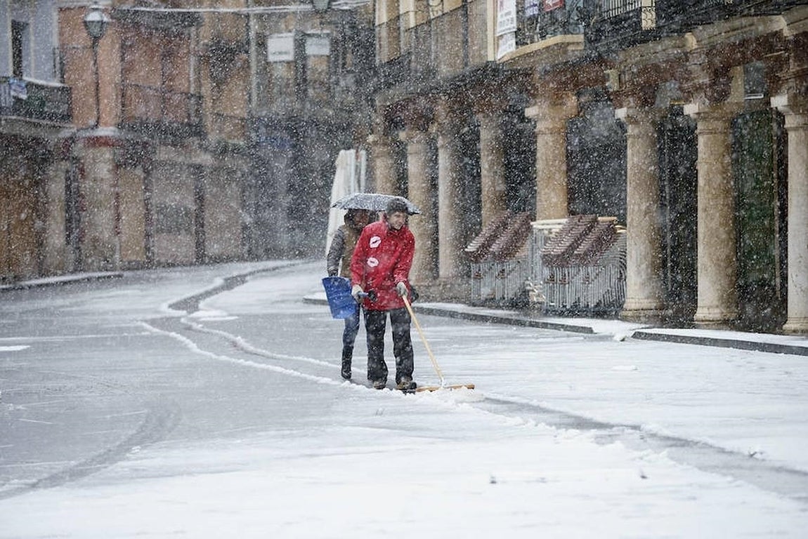 La nieve tiñe España de blanco. El temporal ha provocado dificultades en las carreteras pero también ha dejado bellas estampas en varias ciudades españolas