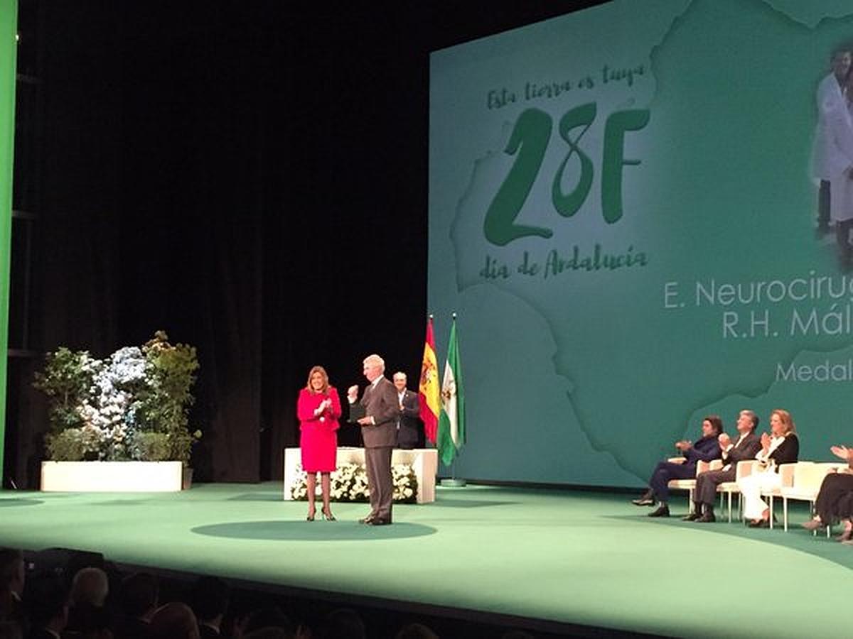 El equipo de neurocirugía del Hospital Regional de Málaga recibe la Medalla de Andalucía