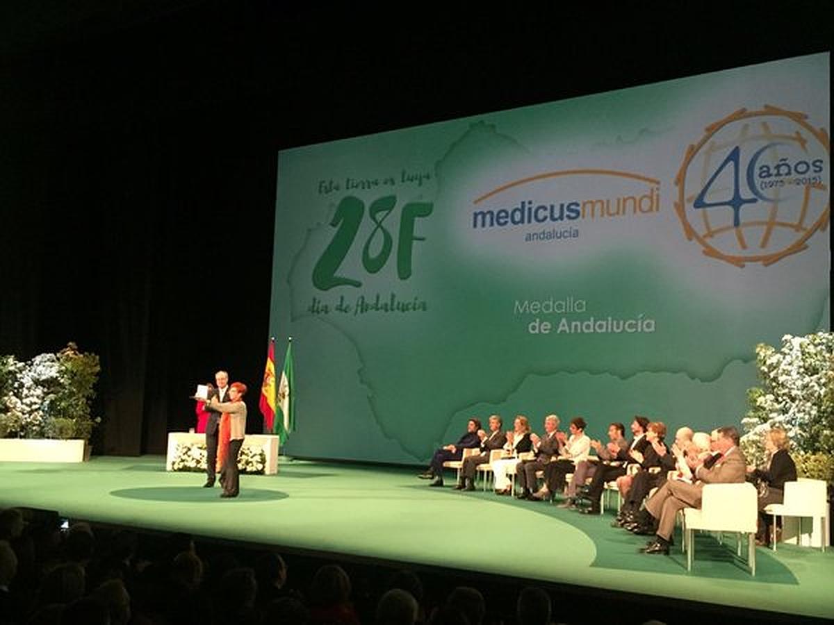 La presidenta de Medicus Mundi recibe la Medalla de Andalucía para su organización