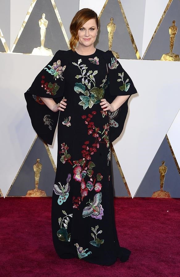 La actriz Amy Poehler optó por un vestido con bordados de animales y flores muy poco sofisticado. 