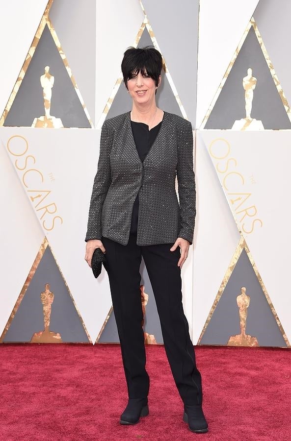 Diane Warren estuvo fuera de lugar con unos pantalones y una americana. Demasiado casual para la ocasión. 