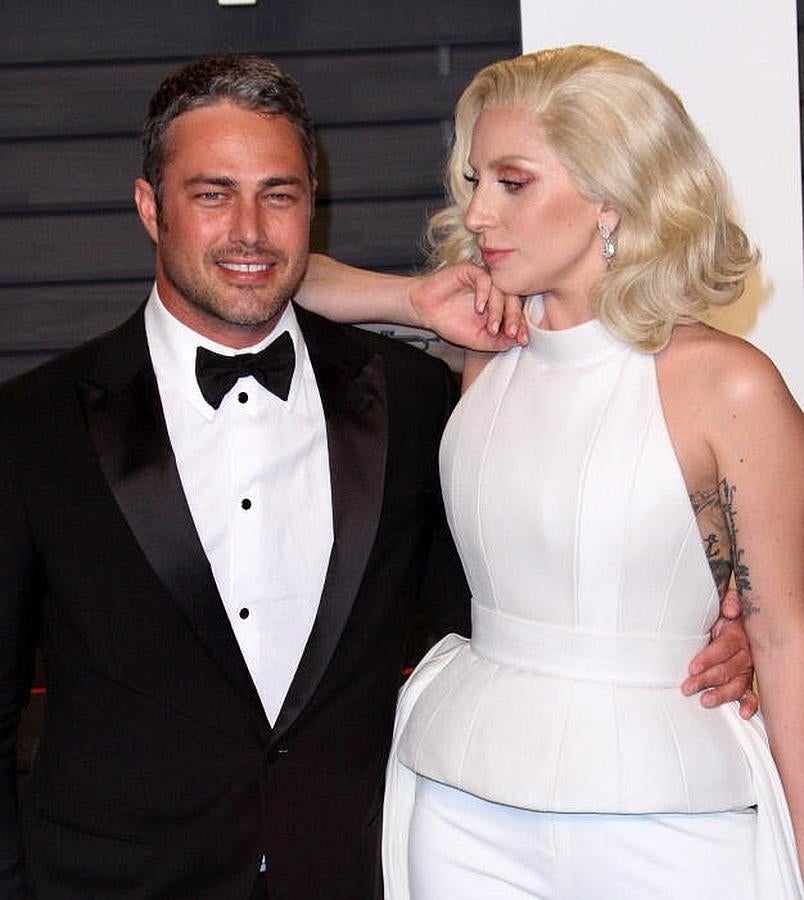 Lady Gaga, de blanco impoluto junto,  a su prometido. 