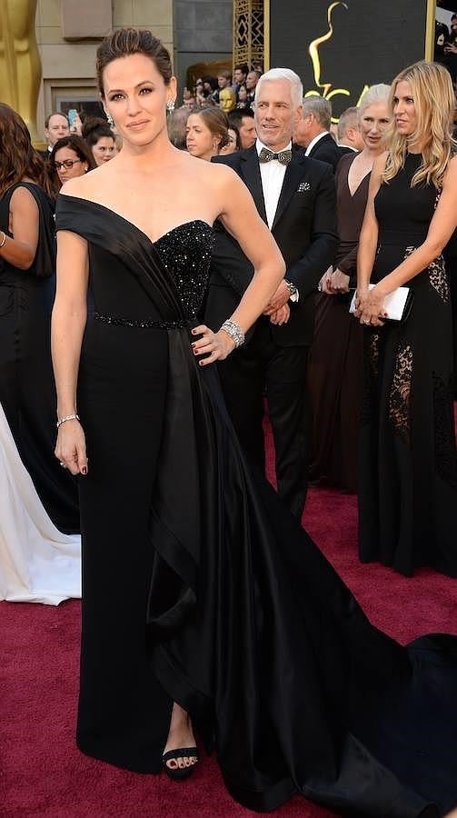 Jennifer Gardner, una de las más elegantes, con un hombro al aire y el pelo recogido. 