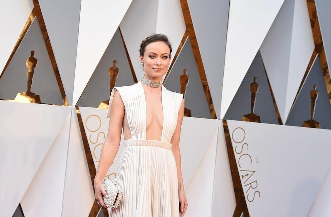 Olivia Wilde, con un Valentino blanco y escotado. 