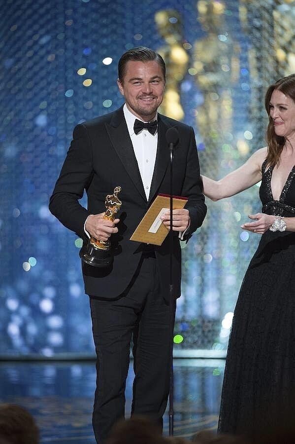 Leonardo DiCaprio recoge su estatuilla como mejor actor por «El renacido»