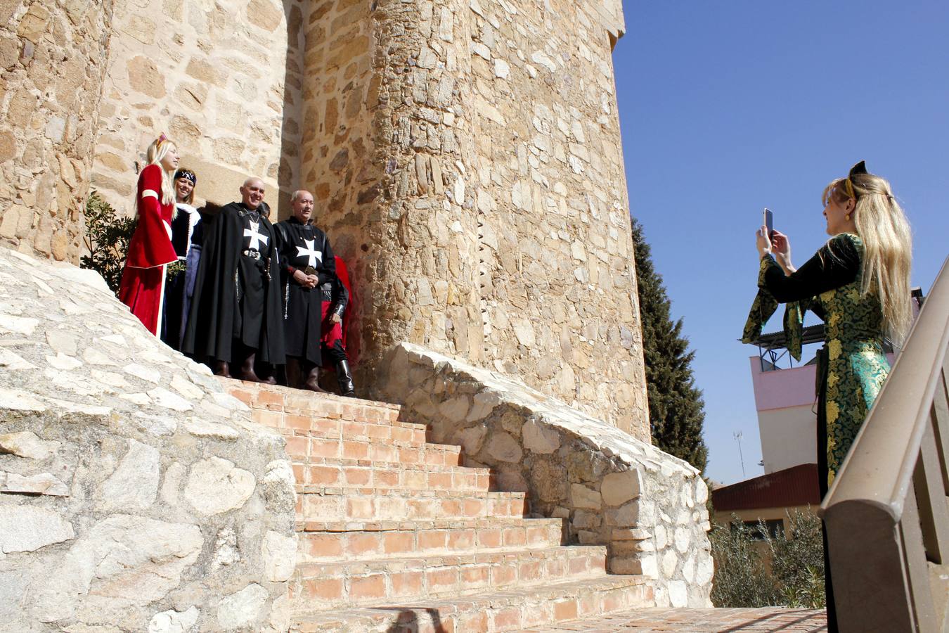 Actores y figurantes posan en la entrada del castillo. 