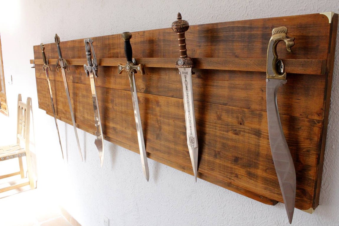 Espadas colgadas en el salón. 