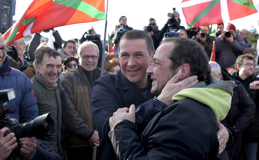 David Fernández (CUP) se ha desplazado hasta Logroño para recibir a Otegi. 