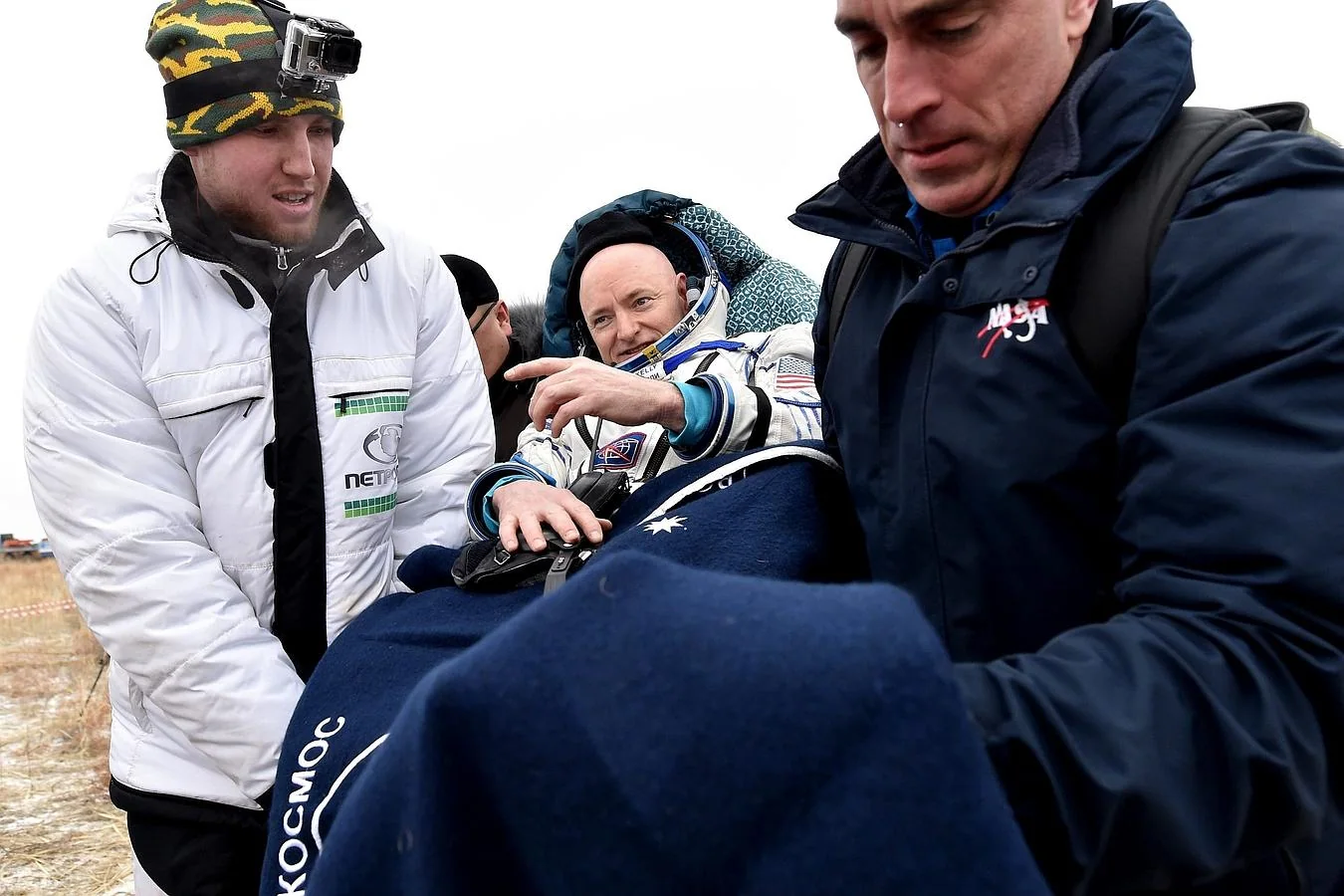 El astronauta estadounidense Scott Kelly es trasladado tras el aterrizaje 