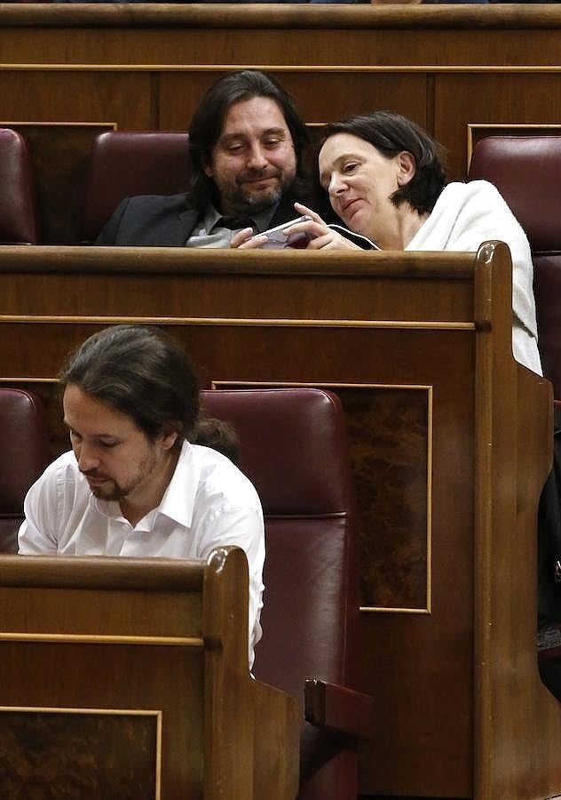 Las imágenes más destacadas de la segunda jornada de la Investidura de Sánchez. La maratoniana jornada deja hueco para relajar el ambiente  (en la imagen los diputados de Podemos Carolina Bescansa y Rafael Mayoral)