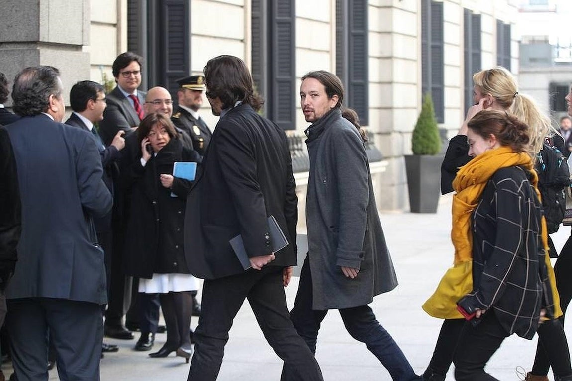 Las imágenes más destacadas de la segunda jornada de la Investidura de Sánchez. Pablo Iglesias, líder de Podemos, entrando en el Congreso de los Diputados