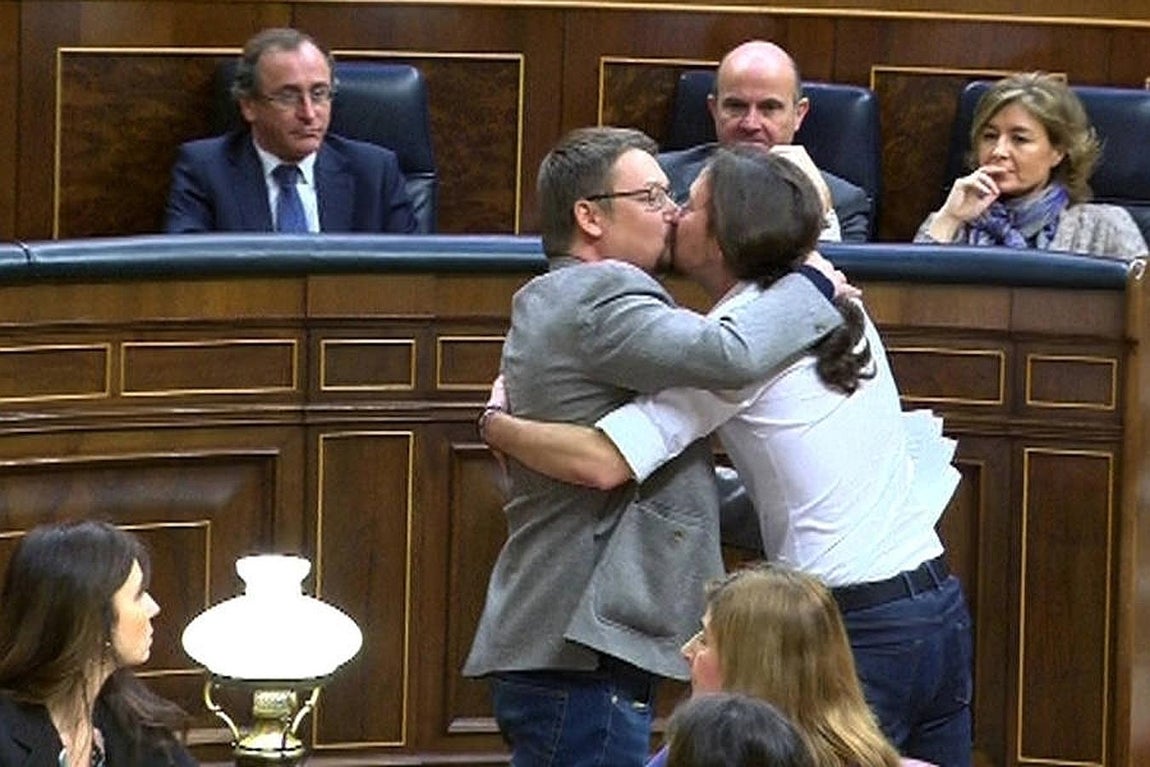 Las imágenes más destacadas de la segunda jornada de la Investidura de Sánchez. Pablo Iglesias se ha repartido su media hora de intervención entre los portavoces adjuntos Xavier Domenech (En Comú Podem) con quien se abraza Pablo Iglesias y la cara visible de «En Marea» en la Cámara Baja, Alexandra Fernández