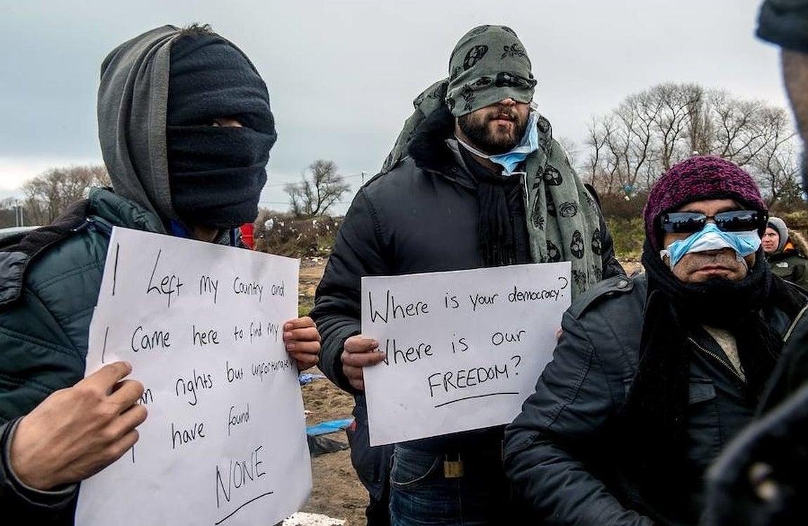 En los dos primeros días de trabajo se habían desmantelado las chabolas que había en unos 15.000 metros cuadrados de la parte sur del campamento de inmigrantes de Calais. 