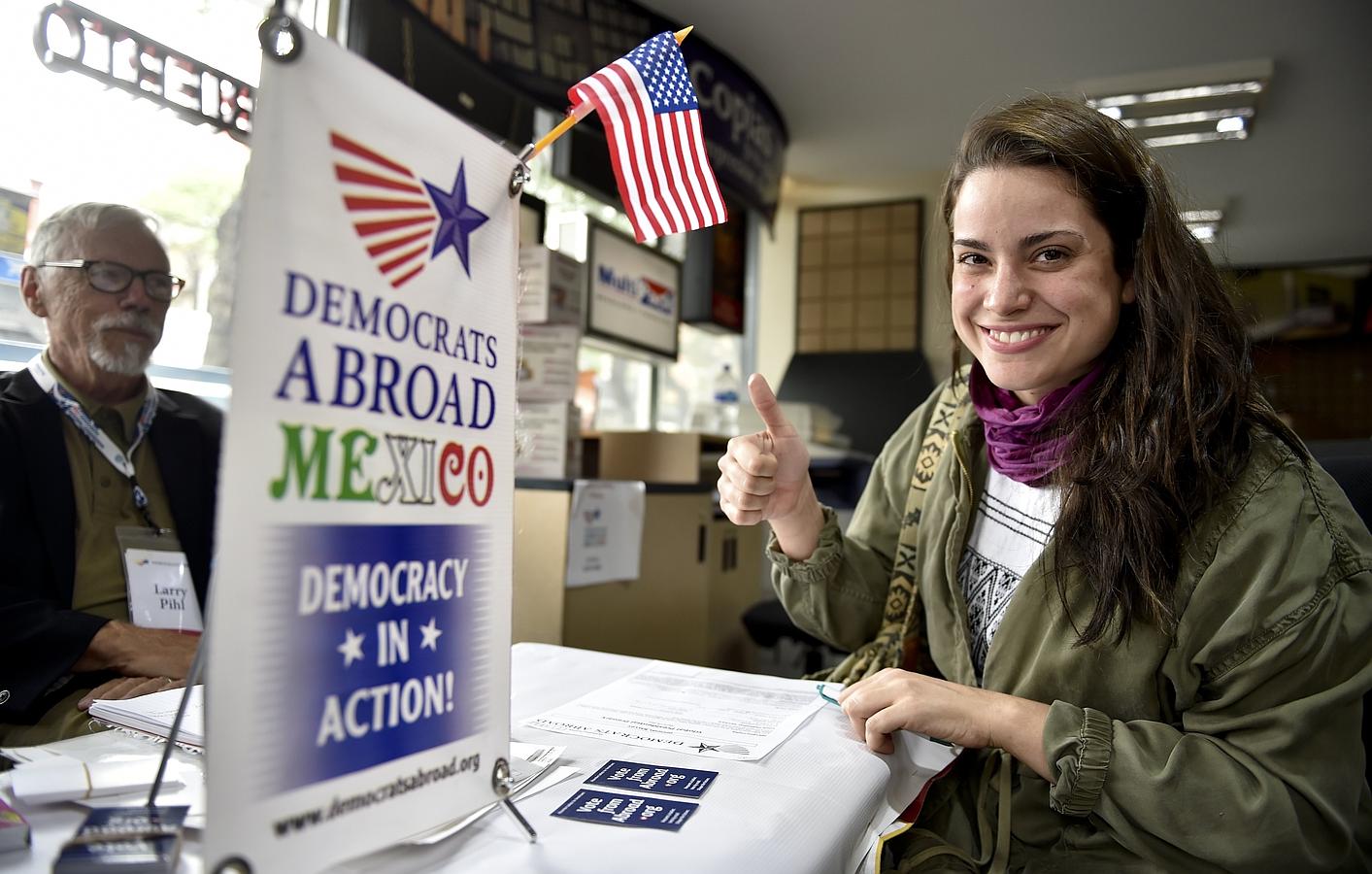 Una ciudadana estadounidense, residente en México, ejerciendo su voto