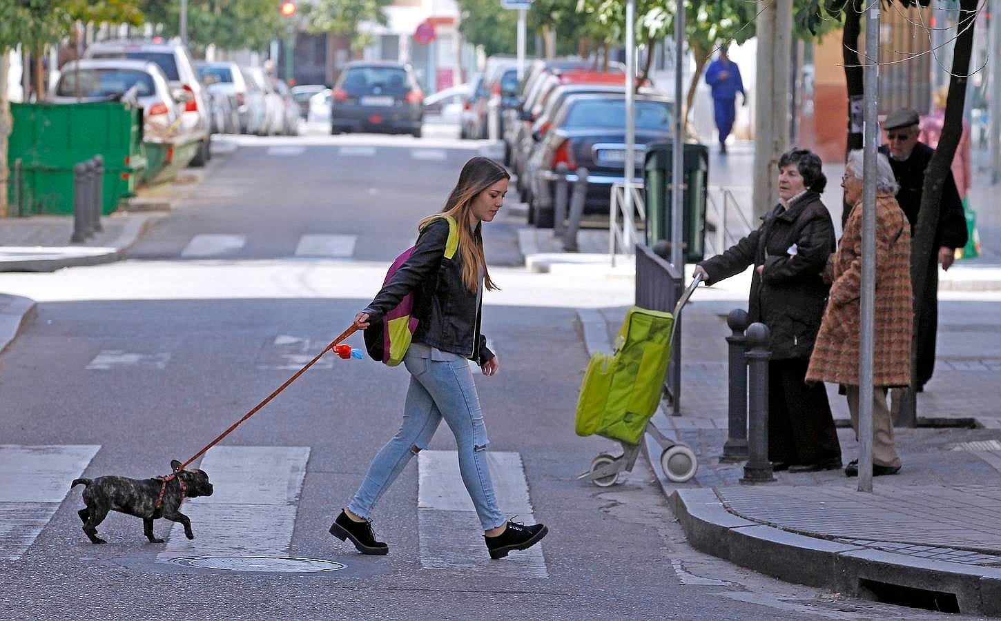 Juventud de paso. La gran mayoría de gente joven que pasea por las calles de Ciudad Jardin son estudiantes. Tanto nacionales como de Erasmus, cada vez más presentes en este barrio. Son personas ajenas a los problemas urbanísticos o las carencias de sus habitantes. Su presencia es temporal y transitoria. Algunos pasan solo meses y otros solo las temporadas lectivas.