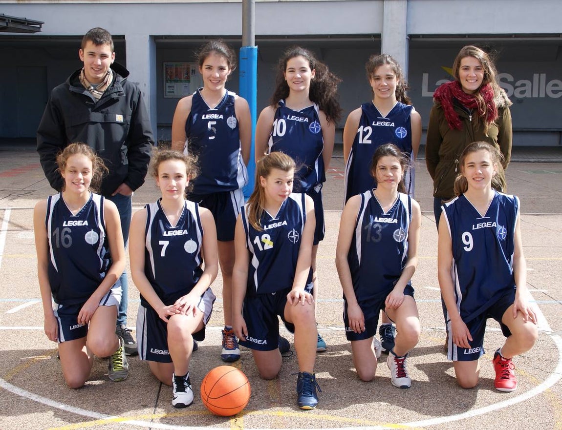 Virgen de Atocha. Arriba de izquierda a derecha: Rodrigo (entrenador), Pilar, Lucia Sarmiento, Esther y Lydia (entrenadora). Debajo de izquierda a derecha: Lucía Dapena, Andrea, Alba, Ángela y Carmen.. 