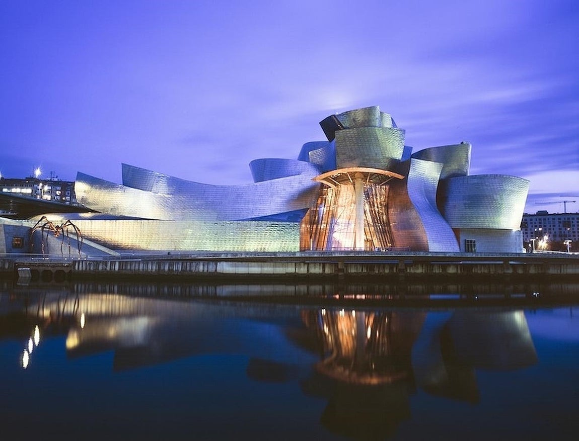 El Museo Guggenheim Bilbao, España. El museo, diseño de Frank Gehry, ocupa el primer puesto en el ránking «The most beautiful museums in the world 2016» publicado por Condé Nast Traveller en la categoría arte y cultura.