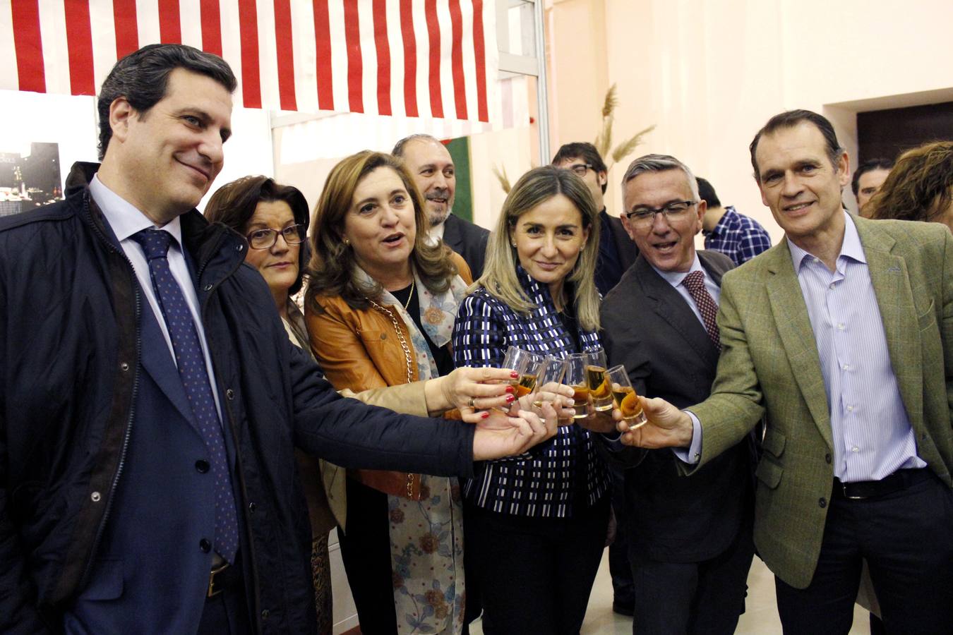 La alcaldesa, con concejales y empresarios. 