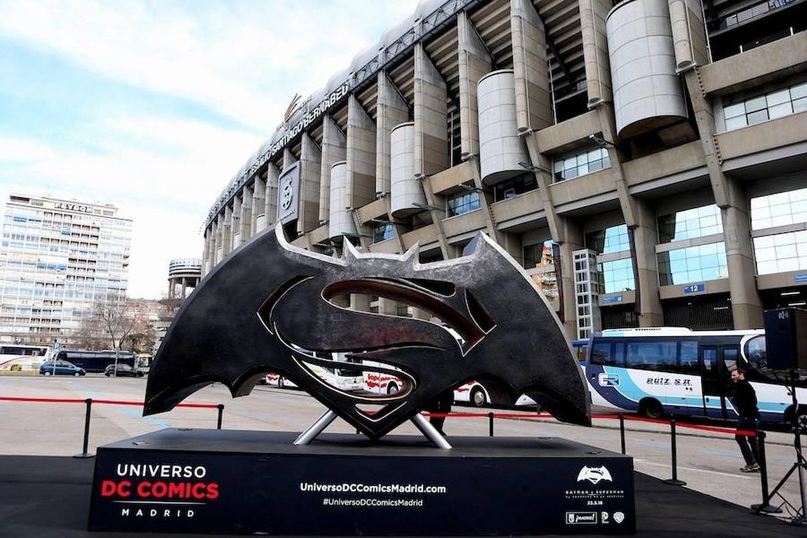 1. Fusión de los  logos de Batman y Superman en el estadio Santiago Bernabéu