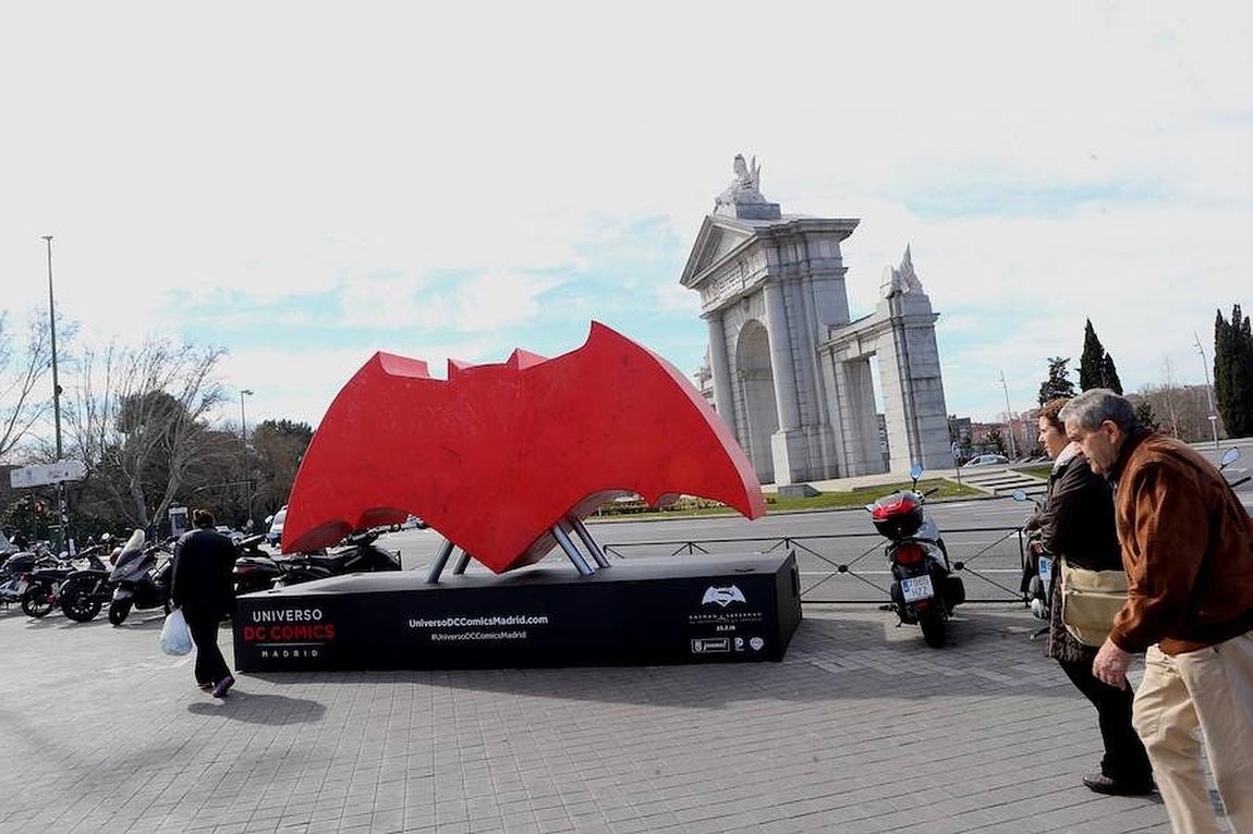 5. Logo de Batman en la Plaza de la Independencia