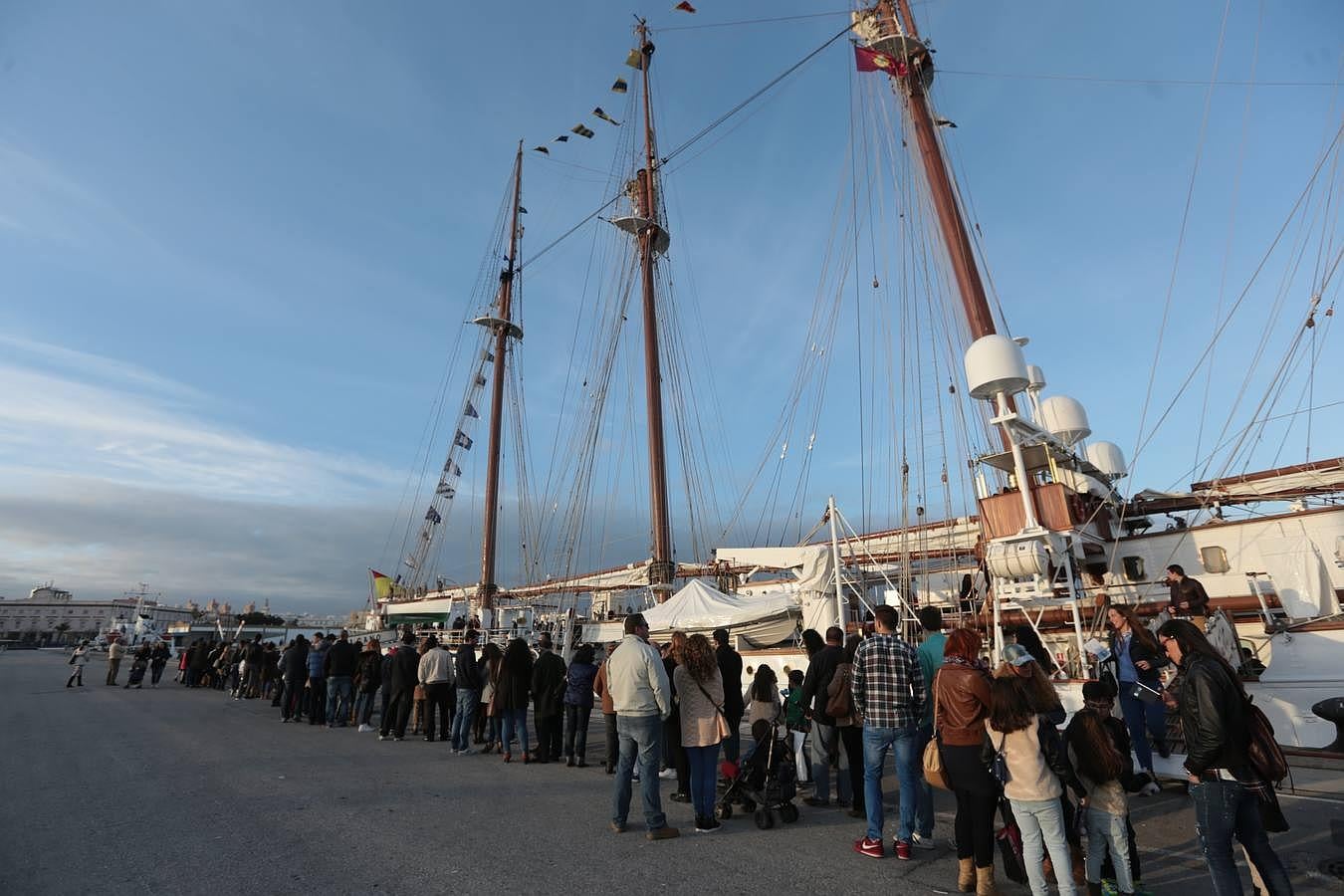 Fotos: Máxima expectación en el buque Elcano