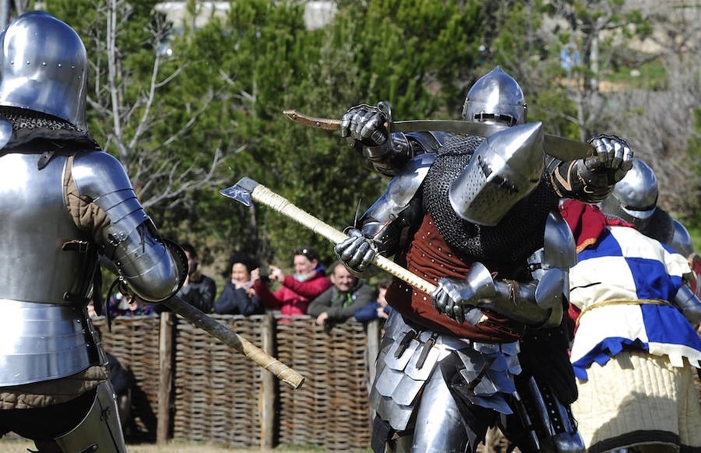 10. Entrenamiento del equipo madrileño de lucha medieval «Ursus Custodes», ayer en el Castillo de Manzanares el Real