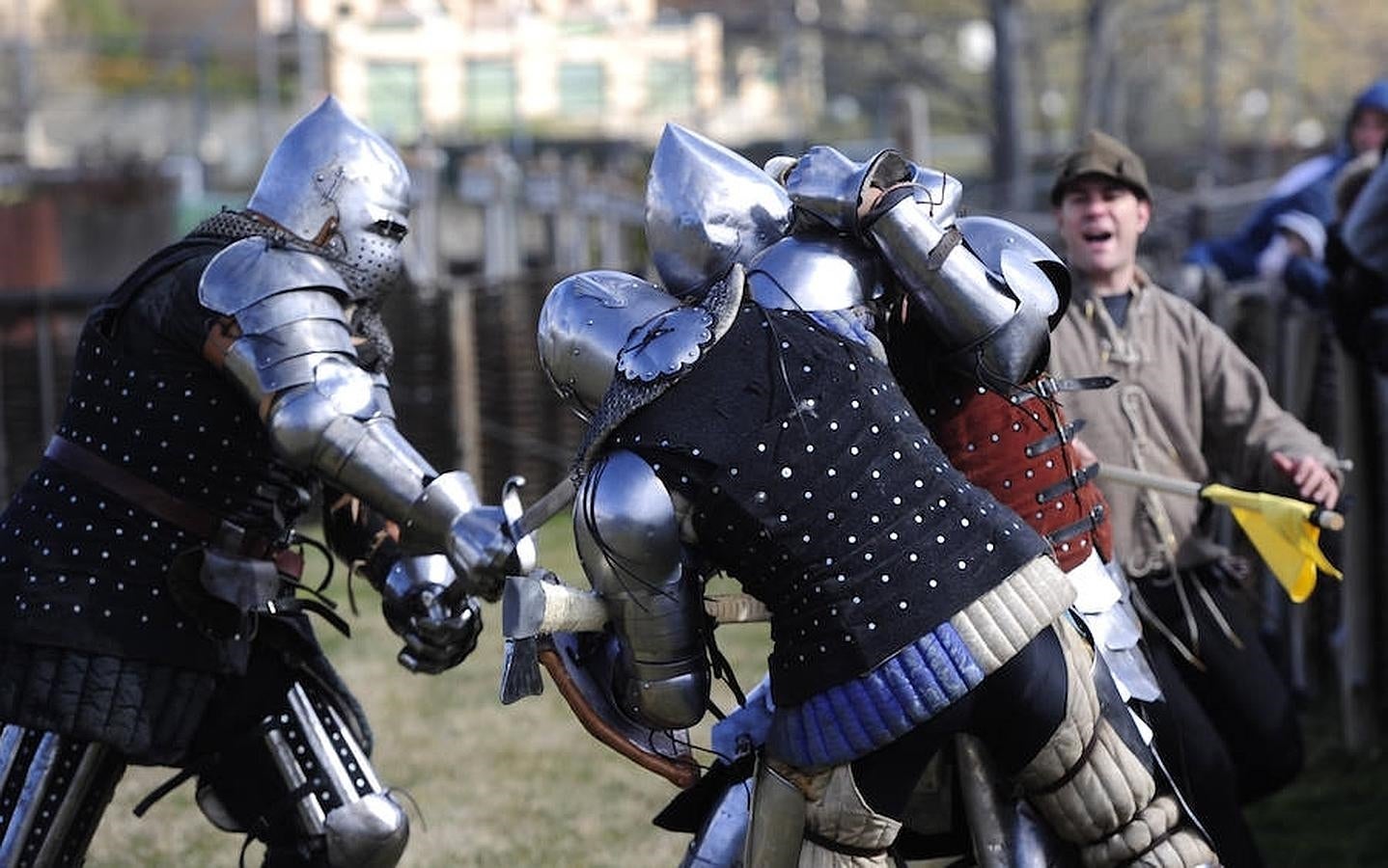 13. Entrenamiento del equipo madrileño de lucha medieval «Ursus Custodes», ayer en el Castillo de Manzanares el Real