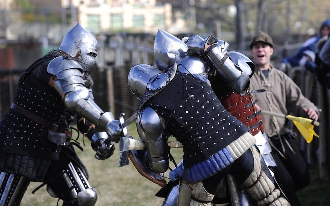 13. Entrenamiento del equipo madrileño de lucha medieval «Ursus Custodes», ayer en el Castillo de Manzanares el Real