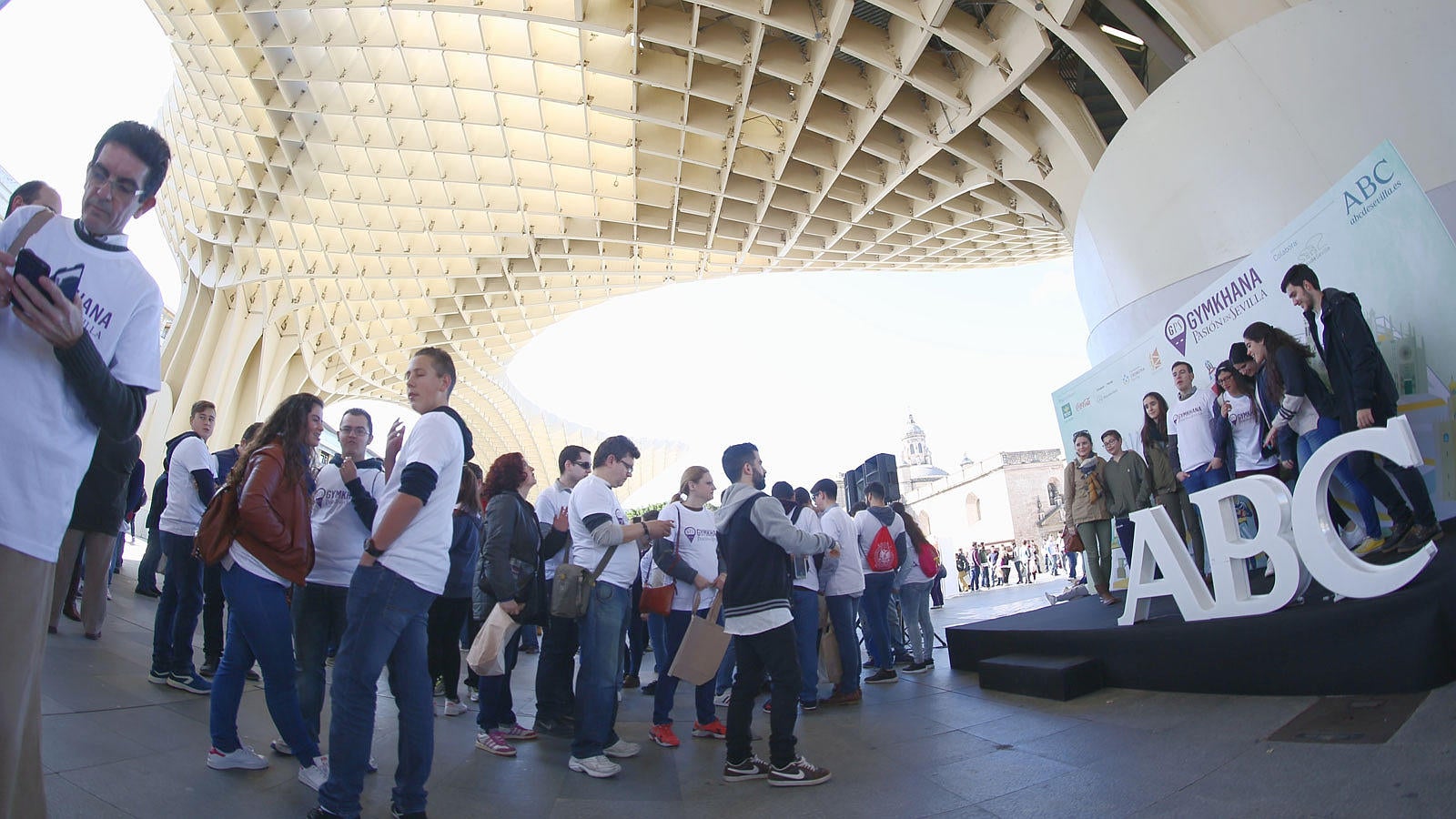 Éxito de público en la gymkhana de Pasión en Sevilla