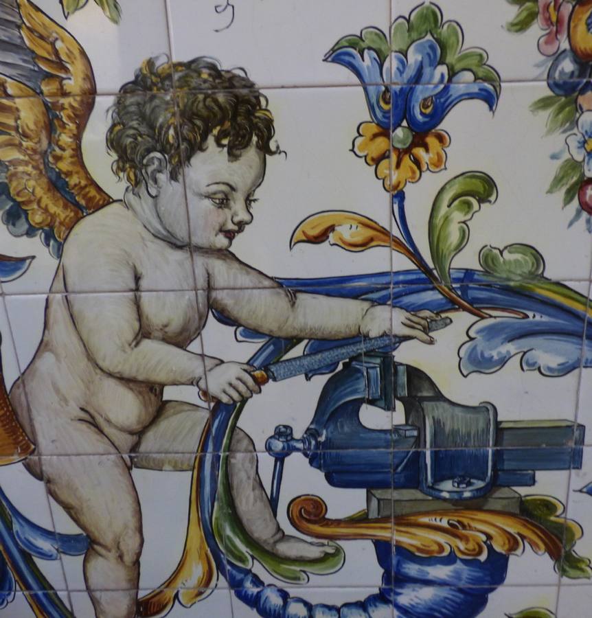 Azulejos de V. Quismondo con un putti trabajando. 