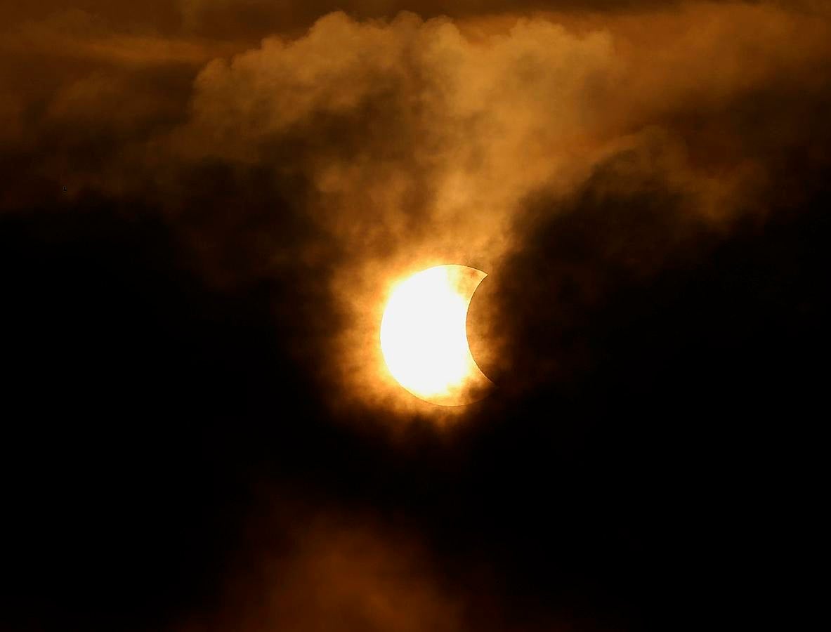 Vista del eclipse parcial de sol en Bangkok, Tailandia. 