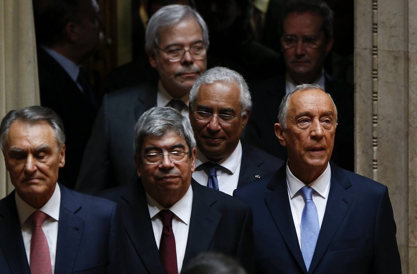 El presidente electo Marcelo Rebelo de Sousa (dcha), acompañado de su antecesor en el cargo Anibal Cavaco Silva (izq), el presidente la Asamblea de la República, Eduardo Ferro Rodrigues (2ºizq), y el primer ministro portugués, Antonio Costa (2º dcha), participan en la ceremonia de investidura de Rebelo como presidente de Portugal en la Asamblea de la República en Lisboa (Portugal)