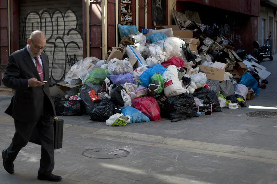 Las imágenes más impactantes de la huelga de limpieza en Málaga. Los trabajadores de la empresa mixta de limpieza, «Limasa», rechazaron por amplia mayoría la oferta del Ayuntamiento que recogía una parte importante de sus reivindicaciones