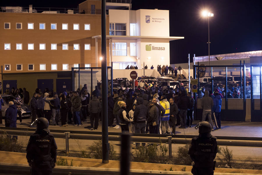 Las imágenes más impactantes de la huelga de limpieza en Málaga. La huelga cumple ya dos semanas con las posturas más distantes que nunca, después de que el elunes una amplia mayoría de los trabajadores optara por seguir con el conflicto