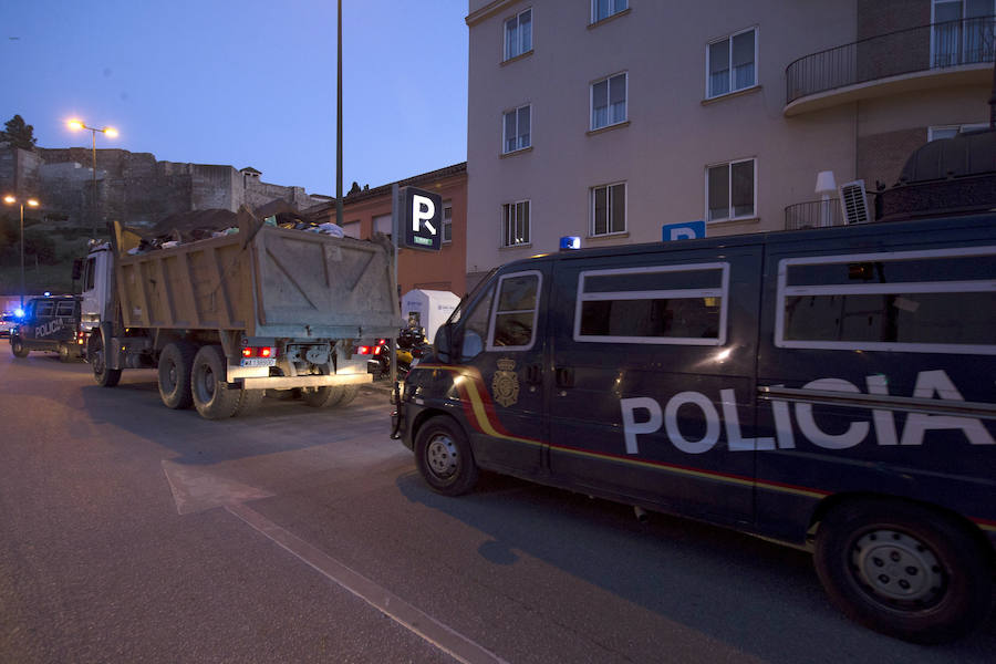 Las imágenes más impactantes de la huelga de limpieza en Málaga. Un furgón policial vigila evitar posibles incidentes entre piquetes de «Limasa» y la empresa contratada por el Ayuntamiento