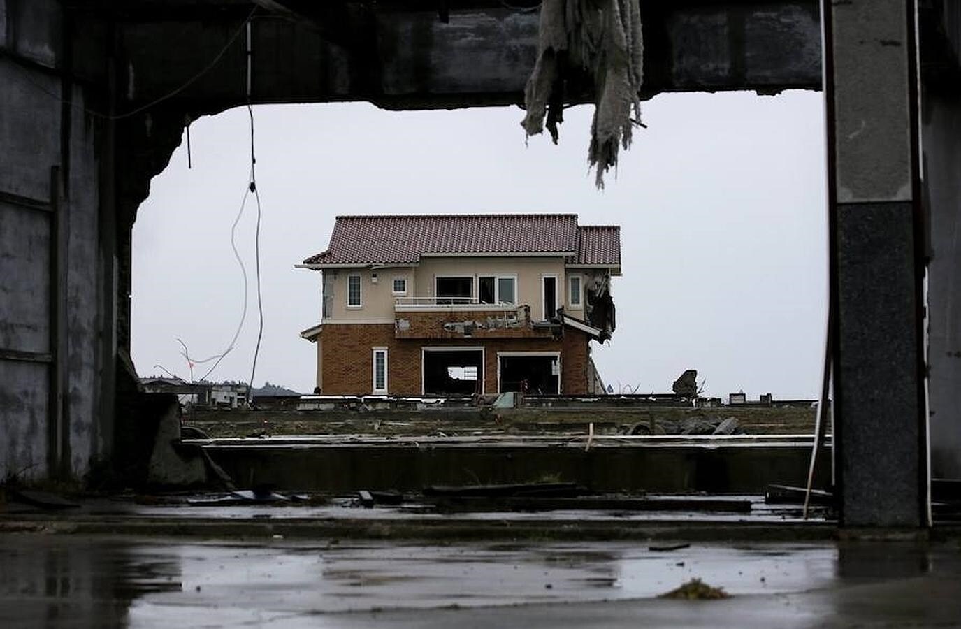 Imagen tomada este 9 de marzo de una casa destruida por el terremoto de 9 grados Richter que se registró en la costa noreste de Japón, el 11 de marzo de 2011