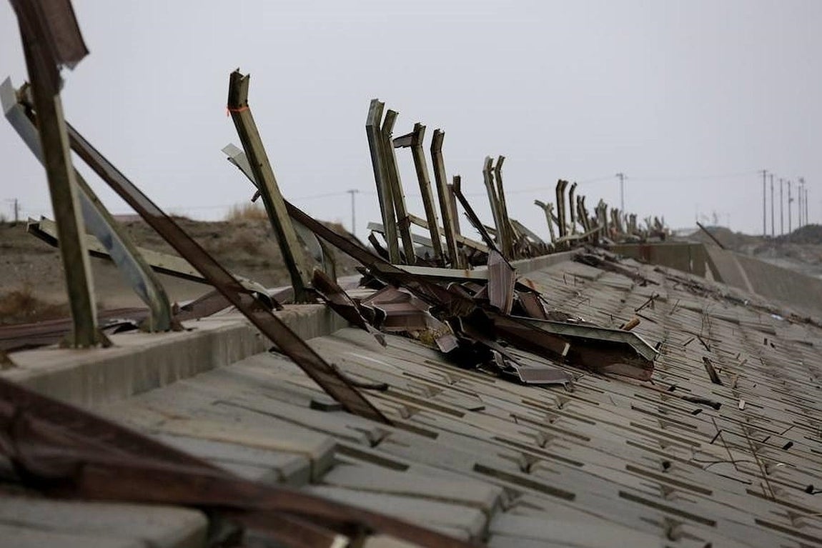 Detalle de uno de los diques costeros destrozados por el tsunami, en la localidad de Naime, en el distrito de Futaba, al norte de la central nuclear de Fukushima (Japón).. 