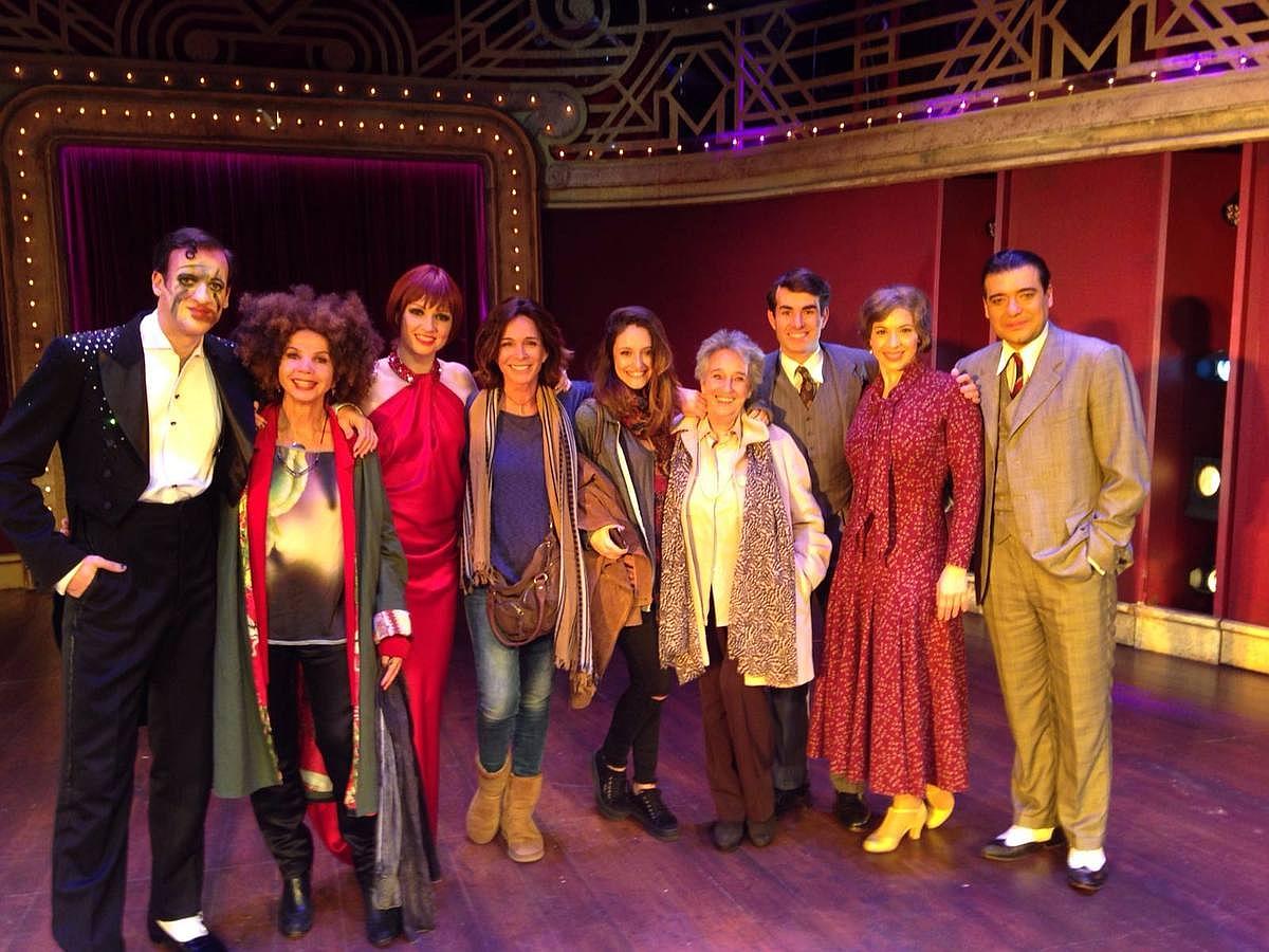 Victoria Abril y Lidia Bosch, junto a parte del elenco. 