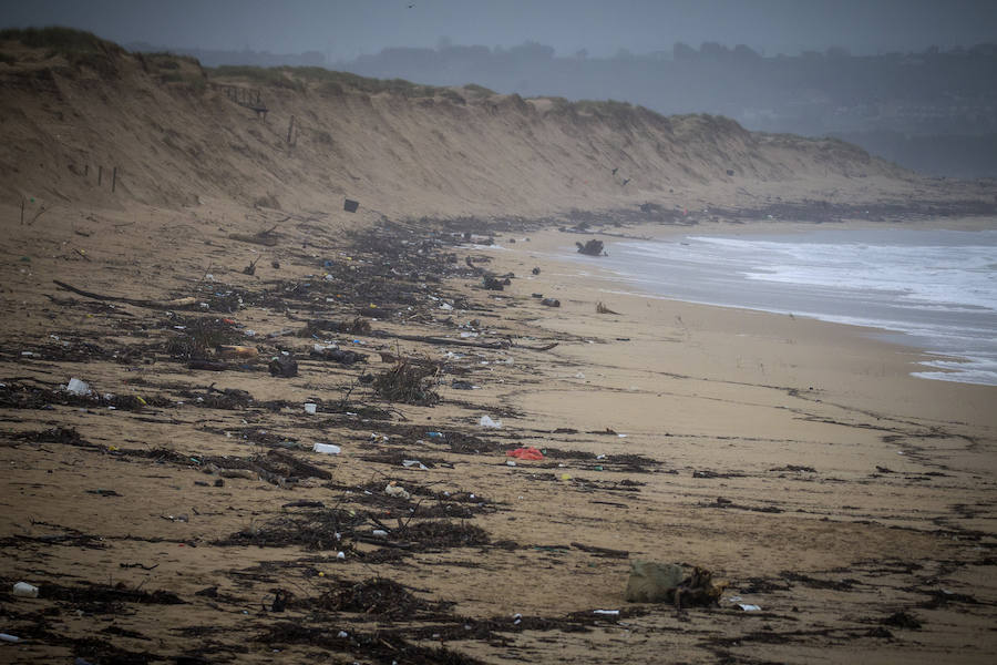 Estado en el que se encuentra la playa de Linares donde se acumulan los restos traídos por las mareas. 