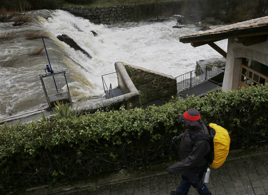 Aspecto que presenta este jueves 10 de marzo el río Ulzama a su paso por la localidad de Villava, en una jornada en la que las lluvias que caen en el norte de la comunidad foral han vuelto a incrementar el cauce de los ríos. 