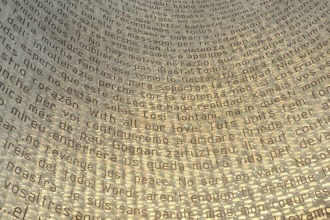 10.. El monumento, que fue un proyecto del estudio de arquitectura FAM, se divide en dos partes. Su monolito, visible desde el exterior de la estación, tiene una altura de 11 metros y un diámetro de 9,5