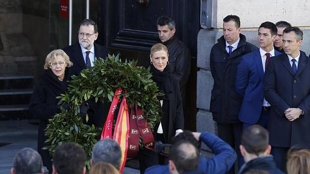 El presidente del Gobierno en funciones, Mariano Rajoy; la presidenta de la Comunidad de Madrid, Cristina Cifuentes; y la alcaldesa de Madrid, Manuela Carmena, depositan la corona de flores en la Puerta del Sol