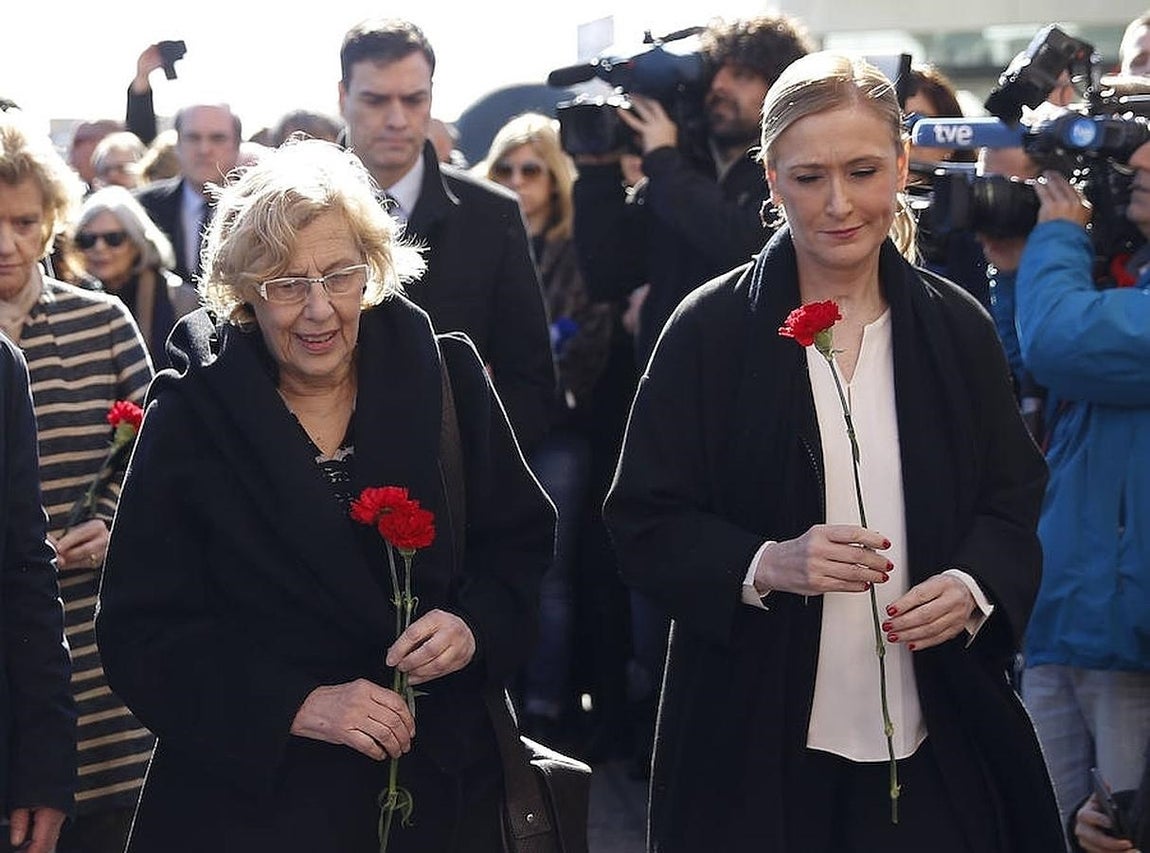 13.. La alcaldesa de Madrid, Manuela Carmena, y la presidenta de la Comunidad, Cristina Cifuentes, depositan claveles rojos en el monumento de las víctimas del 11-M en la estación de Atocha
