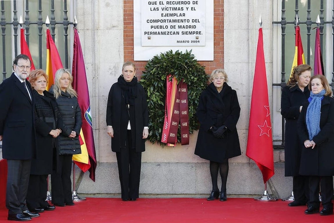 2.. La corona de flores se ha depositado en la fachada de la Real Casa de Correos, donde hay una placa en recuerdo de las personas fallecidas en el atentado