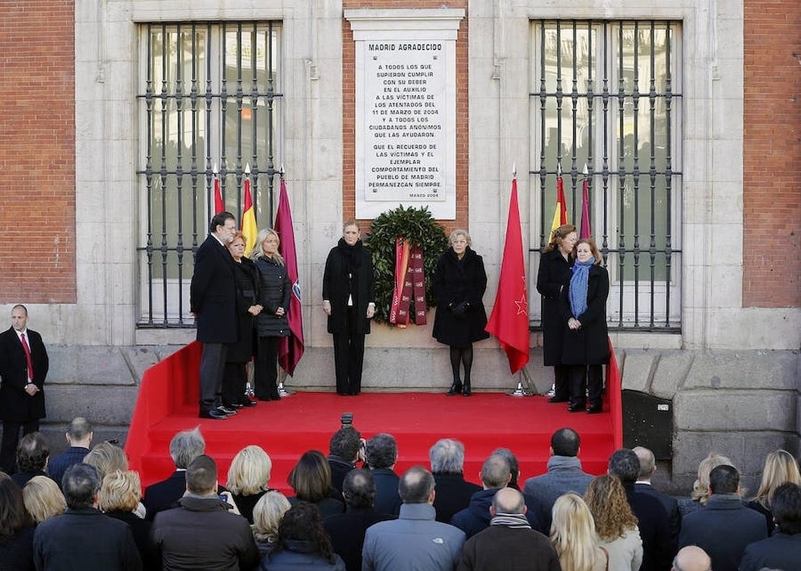 4.. Ha sonado el Requiem de Mozart y se ha podido escuchar el himno de España, todo ello después de que a las 9 horas sonaran las campanas de todas las iglesias de Madrid al unísono durante dos minutos. En el kilómetro cero se ha podido escuchar con claridad las de la catedral de la Almudena
