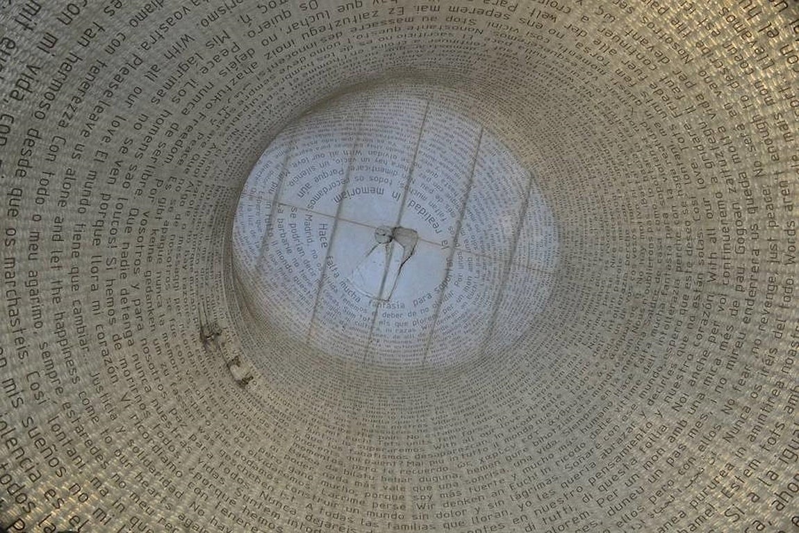 8.. El monumento, en su parte inferior, a la que se accede desde la estación, cuenta con una sala desde la que se ve el interior del monolito, donde se pueden leer mensajes en varios idiomas que se imprimieron en una burbuja de plástico
