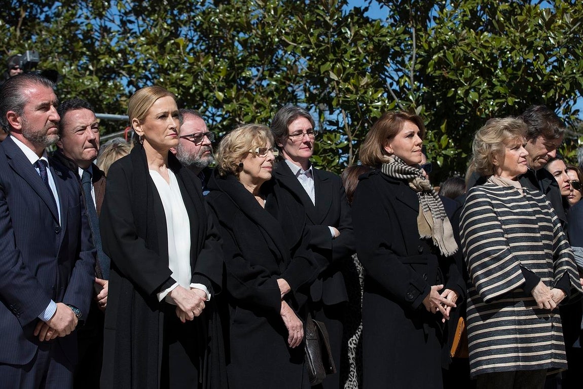 16. Dirigentes madrileñas, como Cristina Cifuentes y Manuela Carmena, acompañadas por María Dolores de Cospedal en el Bosque de los Ausentes